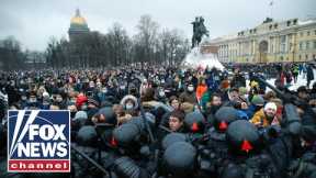 Russian police arrest thousands of protesters demanding Alexei Navalny's release