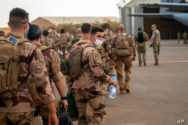 French Barkhane force soldiers who wrapped up a four-month tour of duty in the Sahel board a US Air Force C130 transport plane,…