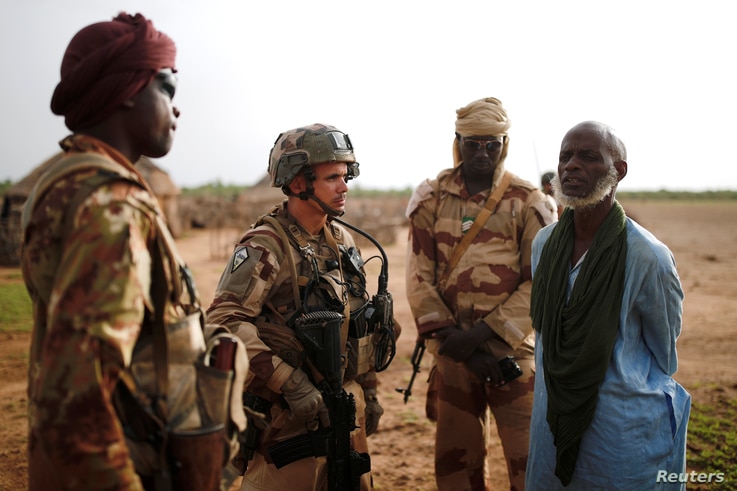 FILE - Malian Armed Forces (FAMa) and French soldiers of the 