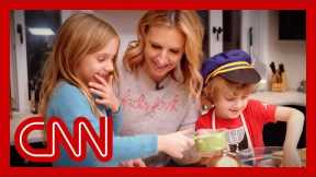 Poppy Harlow makes apple crisp with her kids