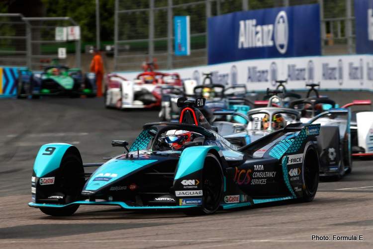 Formula e STREETS OF LONDON, UNITED KINGDOM - JULY 31: Mitch Evans (NZL), Jaguar TCS Racing, Jaguar I-TYPE 5, leads Stoffel Vandoorne (BEL), Mercedes Benz EQ, EQ Silver Arrow 02 during the London ePrix II at Streets of London on Sunday July 31, 2022 in London, United Kingdom.  (Photo by Andrew Ferraro / LAT Images)