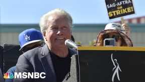 Martin Sheen delivers powerful speech at Hollywood union rally