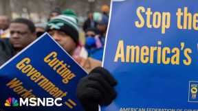 Largest federal workers' union calls for end to government shutdown